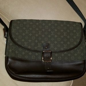 AUTHENTIC LOUIS VUITTON CROSSBODY